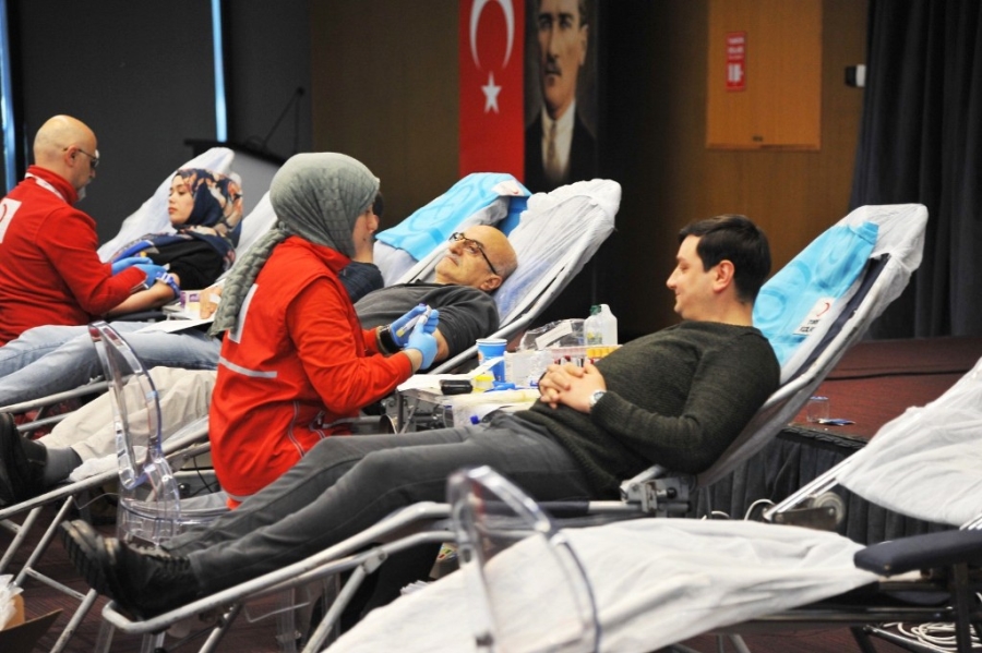 Gün birlik günü: 3 günde 2 bin 545 kişi kan verdi