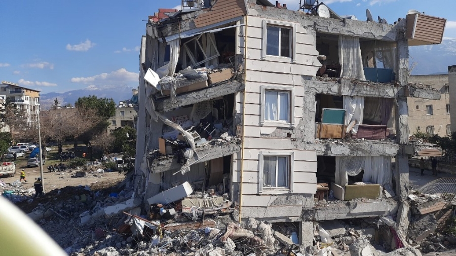 İzmir ekipleri depremin 102. saatinde bir canı daha kurtardı 