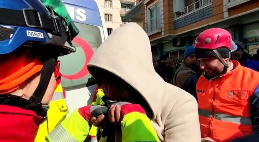 103 saat sonra yakınını kurtaran elleri ağlayarak öptü: "Siz bir meleksiniz"