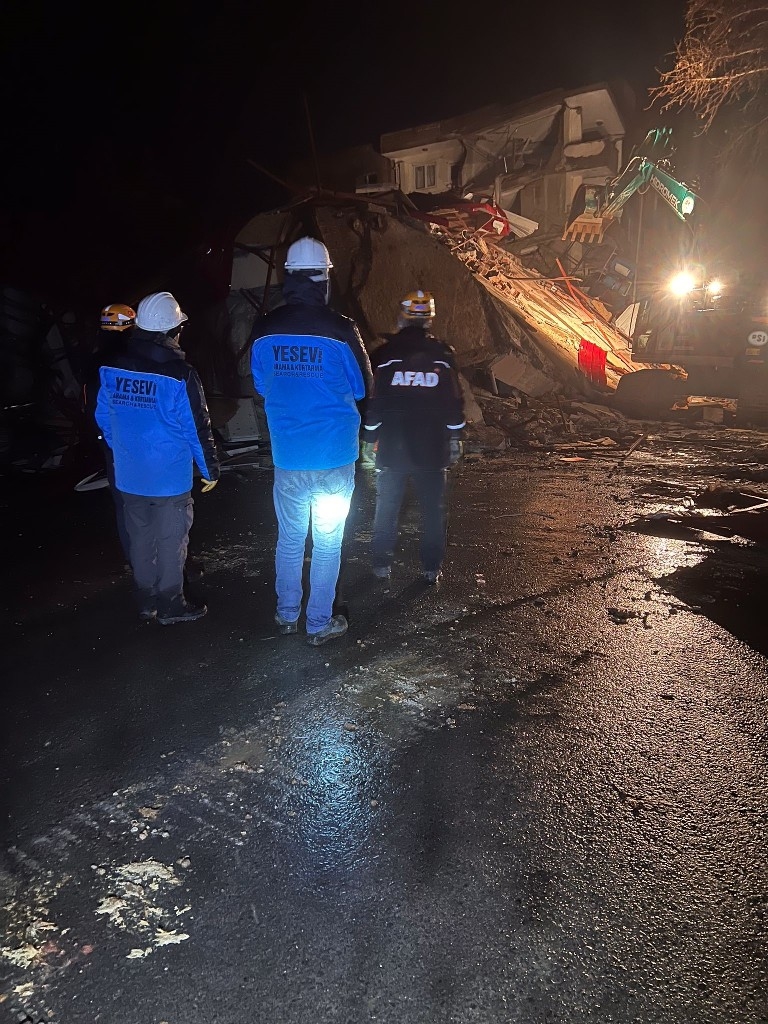 Öğrencisi ve öğretmeni enkaz altından birlikte sağ olarak kurtarıldı 
