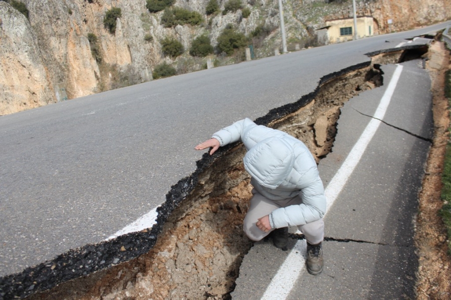 Kartalkaya Barajı’nda yol ortadan ikiye ayrıldı 