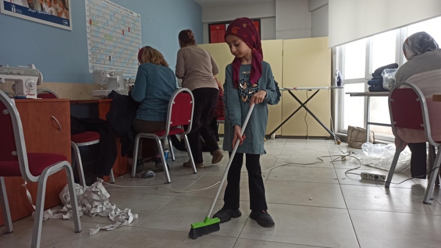 7 Yaşındaki Zeynep depremzede kardeşleri için gün boyu çalışıyor