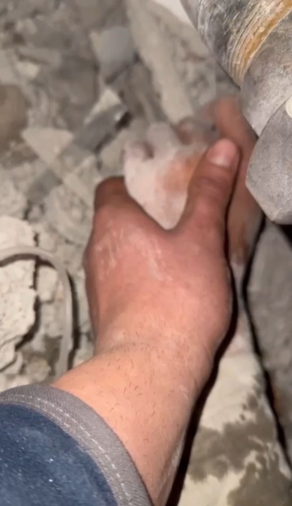 Niğde UMKE ekiplerinden enkaz altındaki vatandaşa hayat eli