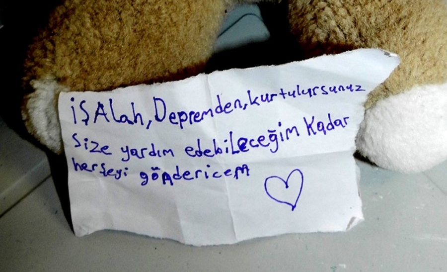 En sevdiği oyuncak ayısını depremzede çocuklar için verdi 