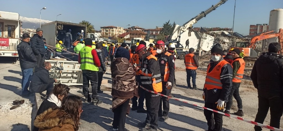 Ümraniye Belediyesi afetin yaralarını sarmak için deprem bölgesinde canla başla çalışıyor