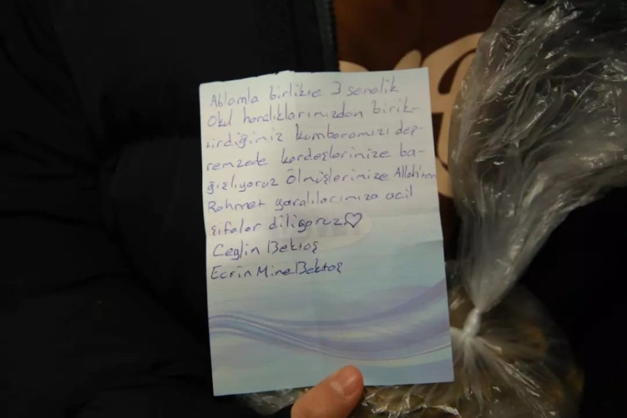 Küçük kız kardeşler, 3 yıllık kumbaralarındaki parayı depremzedelere gönderdi 