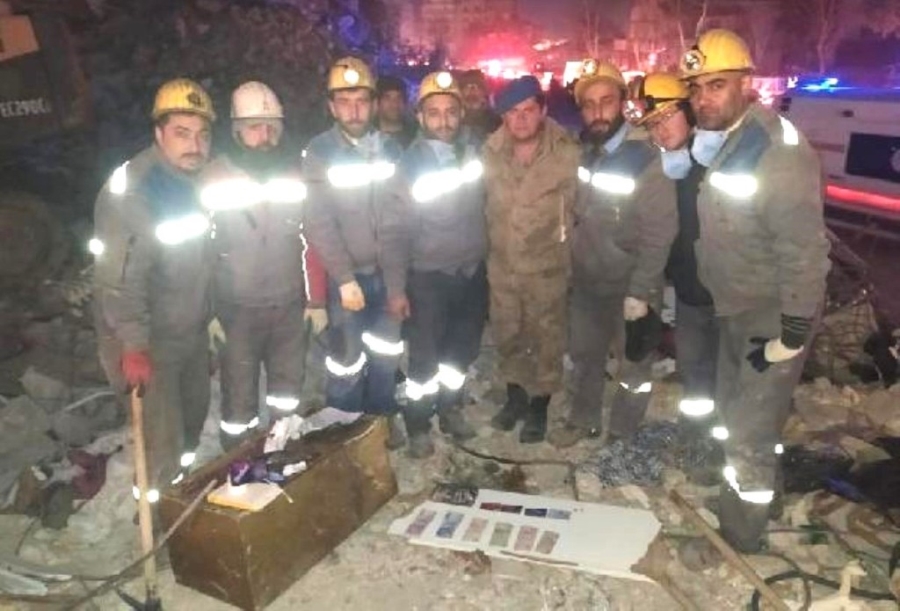 Enkazda buldukları para ve değerli eşyaları güvenlik güçlerine teslim ettiler