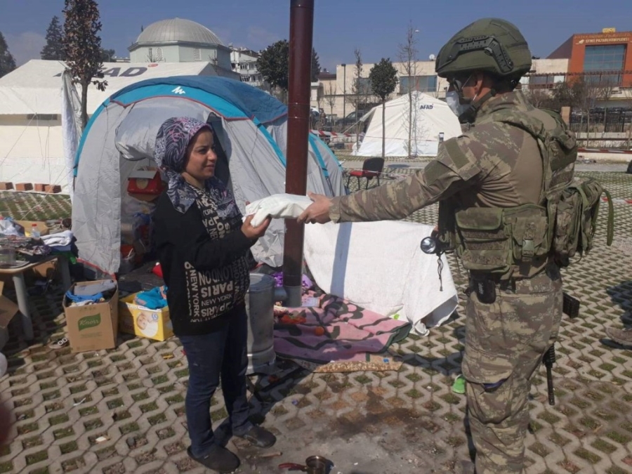 Mehmetçik arama kurtarma çalışmalarının yanı sıra hijyen kiti dağıtımı da yapıyor 