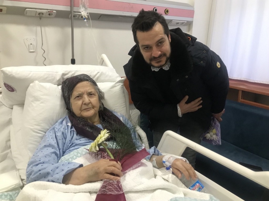 Çiçekler bu kez sevgililere değil, depremzedelere 