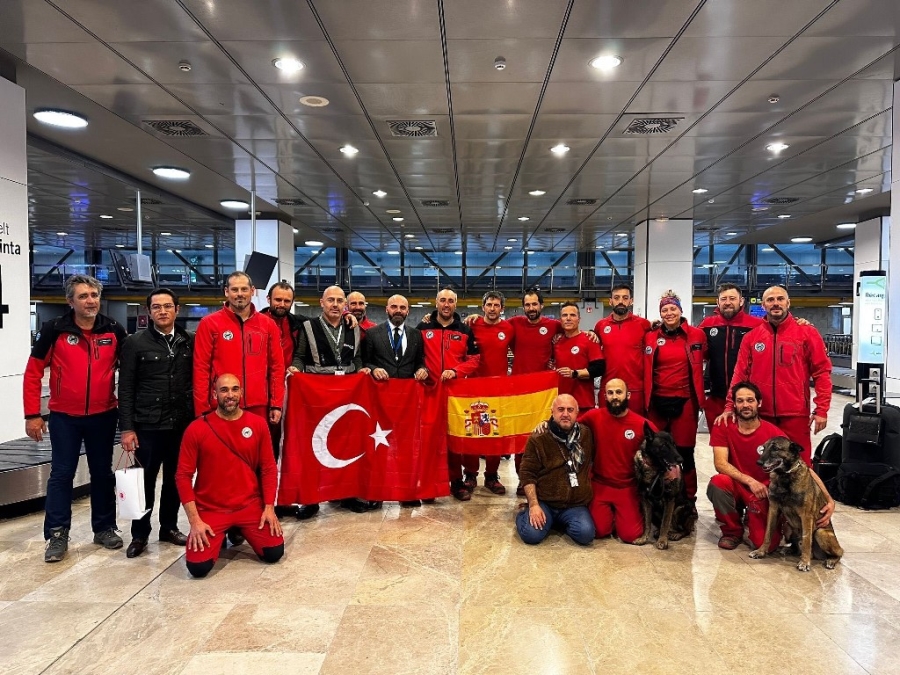 İspanyol ekipler ülkelerinde coşkuyla karşılandı 