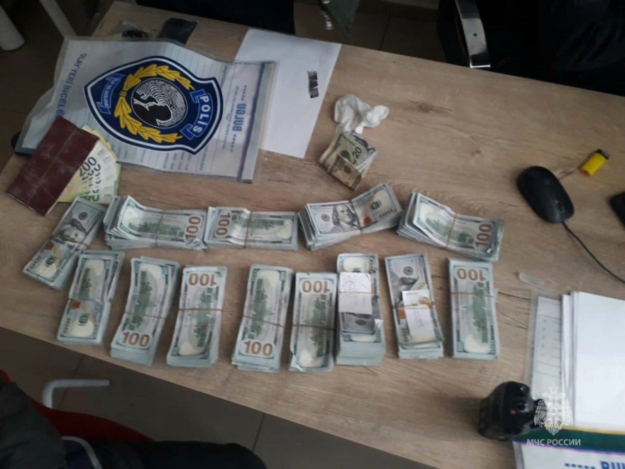 Rus ekip Kahramanmaraş'ta enkazda bulduğu 150 bin doları polise teslim etti