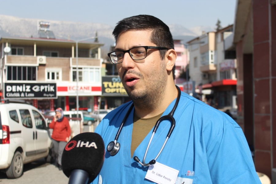 İsrailli hekim, enkazdan çıkarılan iki kardeşi hayata döndürdüğü anları mutluluk içinde anlattı