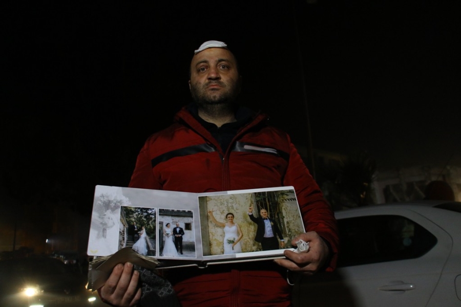 İHA muhabirleri ve kameramanı enkaz altında kalan fotoğrafları sahiplerine teslim etti 