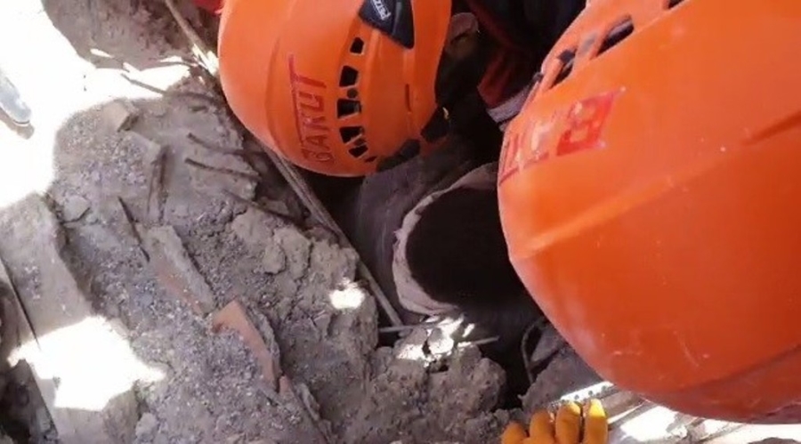 203 saat sonra 7 katlı bina enkazının en dibinden sağ çıktılar 