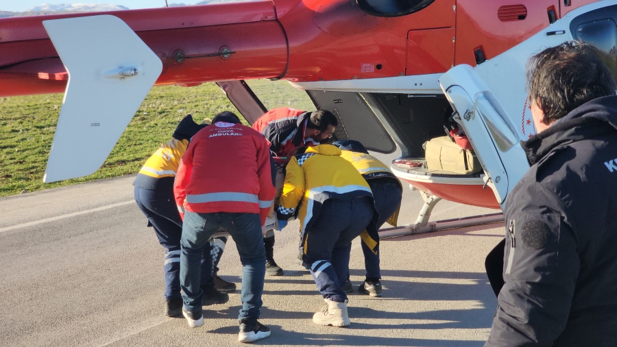 198'inci saatte enkazdan sağ çıkartılan Muhammed helikopterle Diyarbakır'a sevk edildi