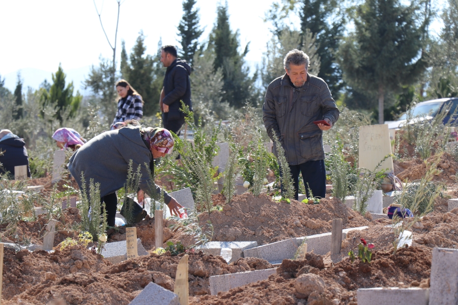 Depremde hayatını kaybedenlere son görev hakkıyla yapılıyor