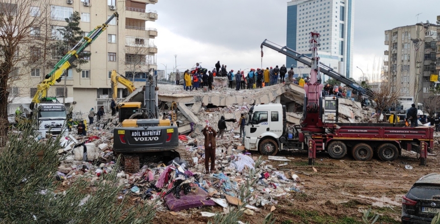 Deprem soruşturmasında gözaltı kararı verilen 14 kişiden 3’ü enkaz altında kalarak öldü