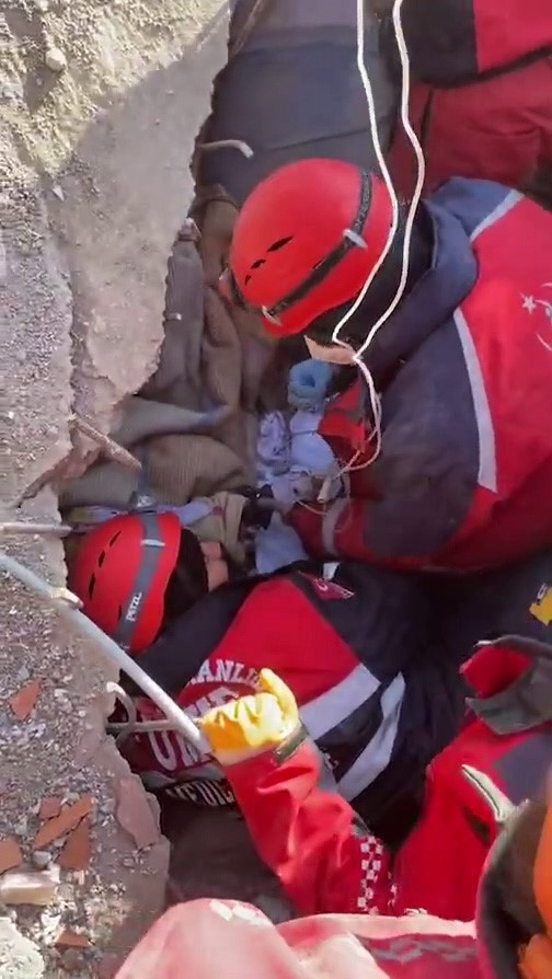 “İmdat” diye seslenince 222 saat sonra sağ kurtarıldı