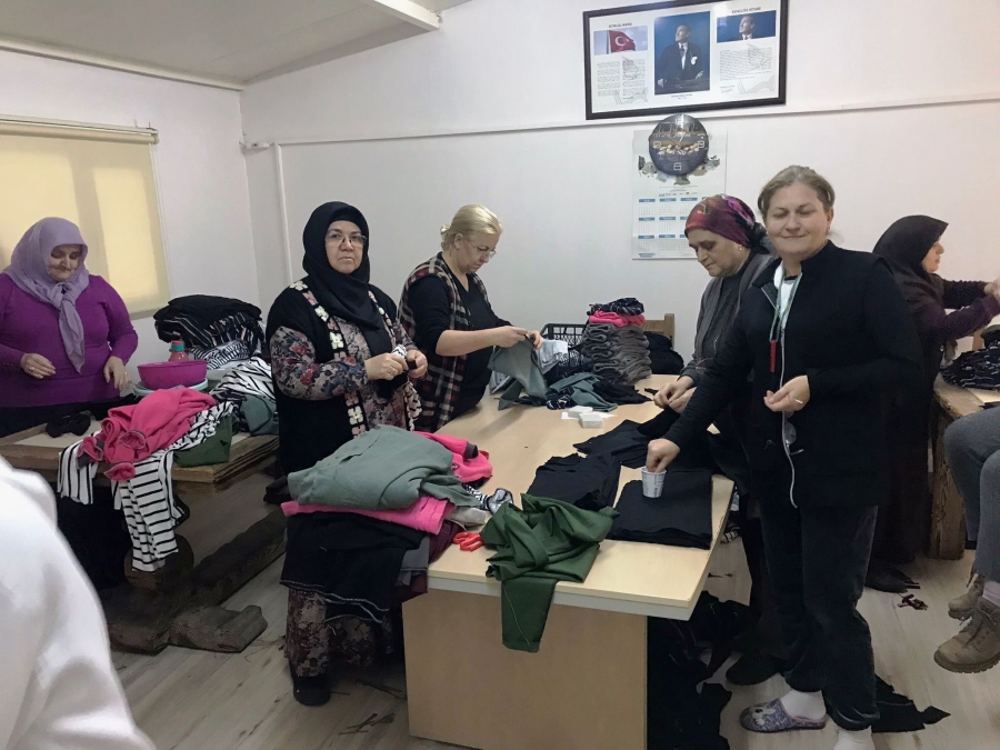 Altınovalı kadınlar, depremzedelere pijama dikti