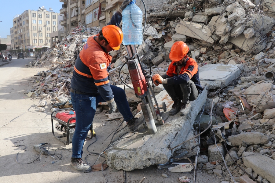 İskenderun’da enkazlardan deliller toplanıyor