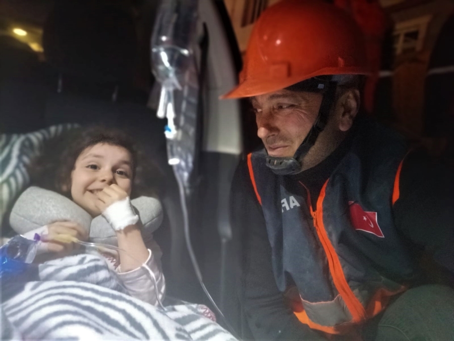 Annesini enkazda kaybeden Öykü yaşama tutundu