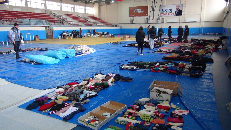 Kapalı spor salonu depremzedeler için ‘Sosyal Markete’ dönüştürüldü