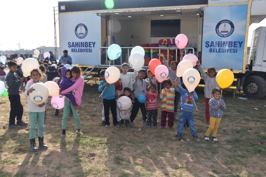 Nurdağı’ndaki depremzede çocuklara moral verdiler