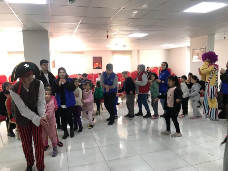 Minik depremzede misafirler gönüllerince eğleniyor