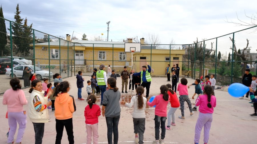 Şırnak'ta öğretmenler depremzede bin 500 çocuğu oyun ile buluşturdu