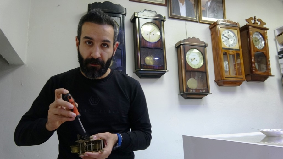 Mardin’in 'Sarkaçlı Saat' Tamircisi 50 Yıl Önce Babasının Açtığı Dükkanda 21 Yıldır Çalışıyor