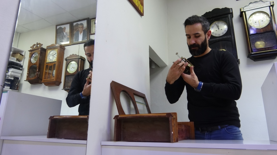 Mardin’in 'sarkaçlı saat' tamircisi 50 yıl önce babasının açtığı dükkanda 21 yıldır çalışıyor