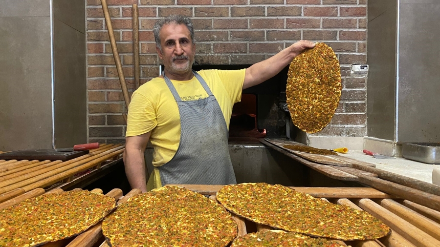 Gaziantep'in Ramazan ayında da vazgeçilmeyen lezzeti 'lahmacun'