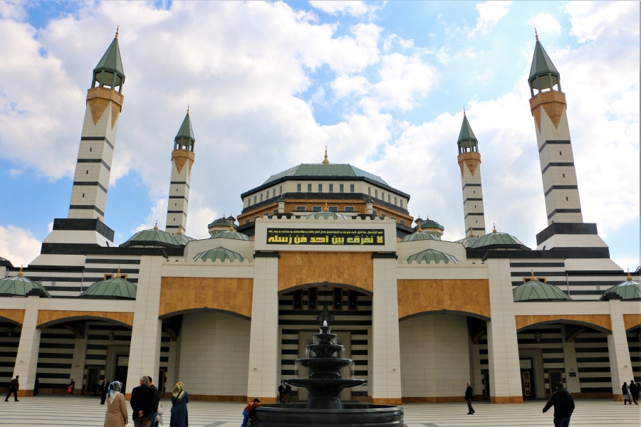 Cumhurbaşkanı Erdoğan'ın dün açılışını yaptığı cami bugün vatandaşların akınına uğradı