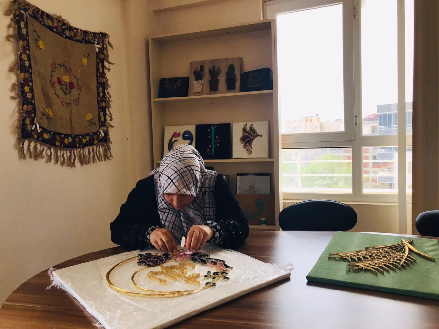 Çivi ve teller kadınların ellerinde sanata dönüşüyor