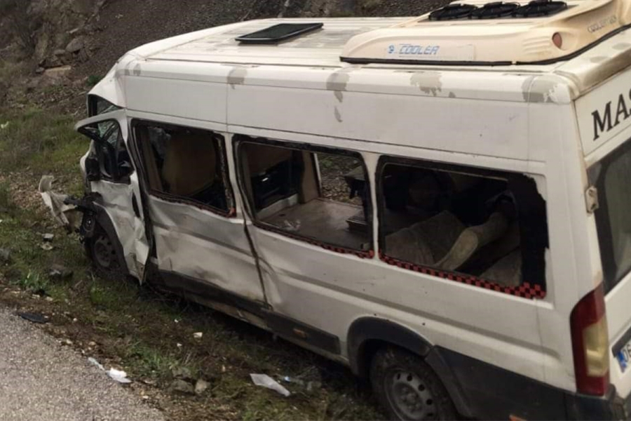İşçi servisi otomobille çarpıştı: 3 ölü, 20 yaralı