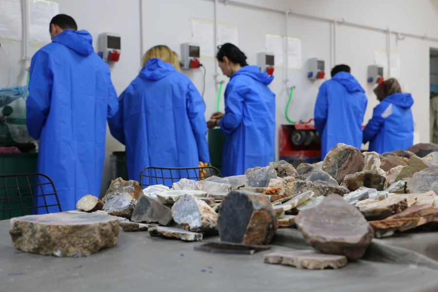 Yarı değerli taşlar Diyarbakır’da kadınların elinde şekilleniyor