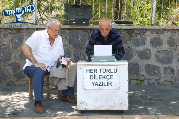 30 yıldır adliye önünde daktilo ile arzuhalcilik yapıyor