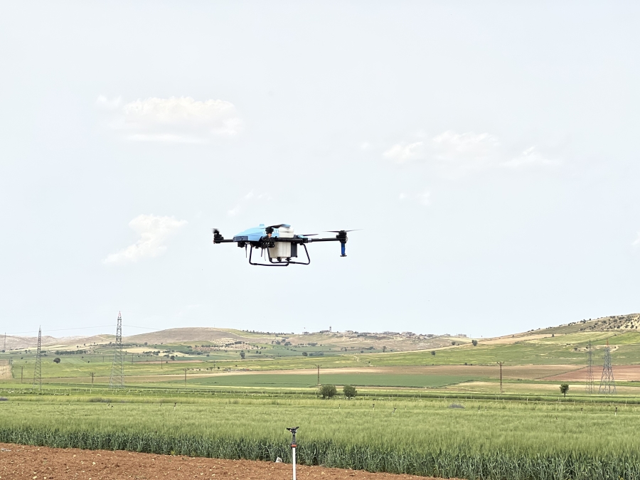 Teknoloji ile tanışan çiftçi, drone ile zirai ilaçlama yapıyor