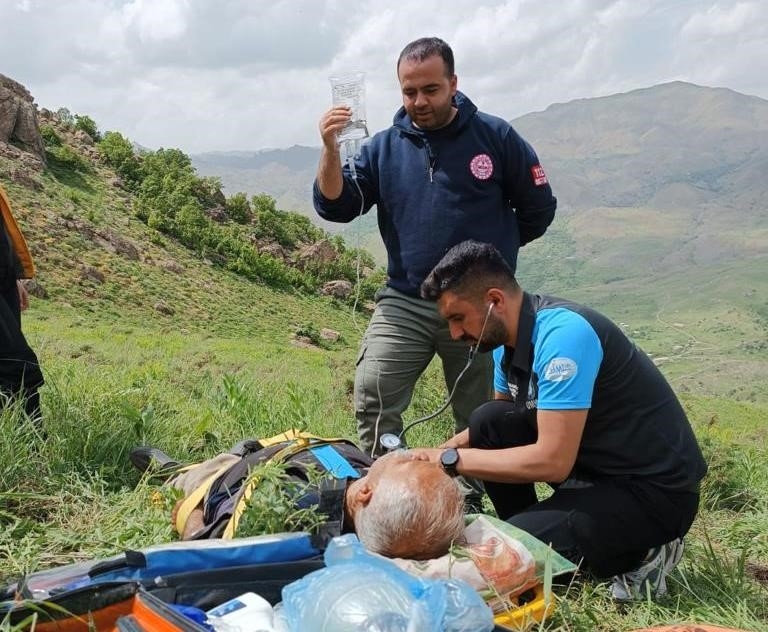 Dağda rahatsızlandı helikopterle kurtarıldı