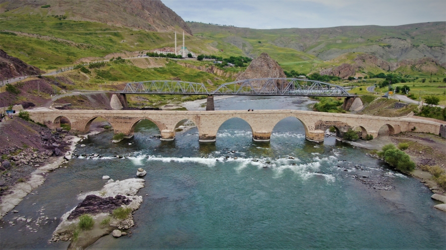 Tarihi Palu Köprüsü ilk günkü ihtişamını koruyor