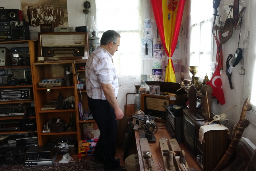 Cami imamı yaklaşık 20 yılda biriktirdiği eşyaları tarihi evinde sergiliyor