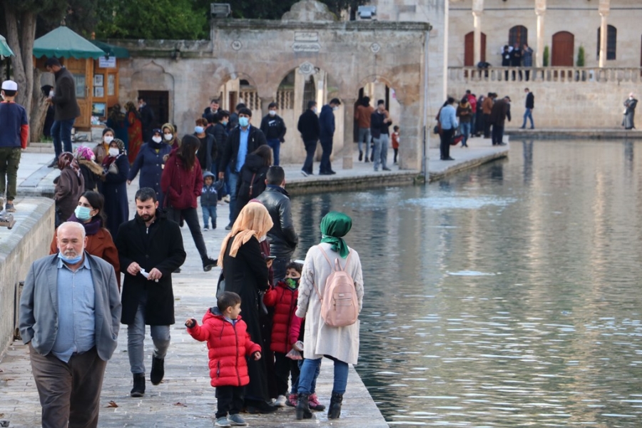 Şanlıurfa’da güneşli hava koronayı unutturdu
