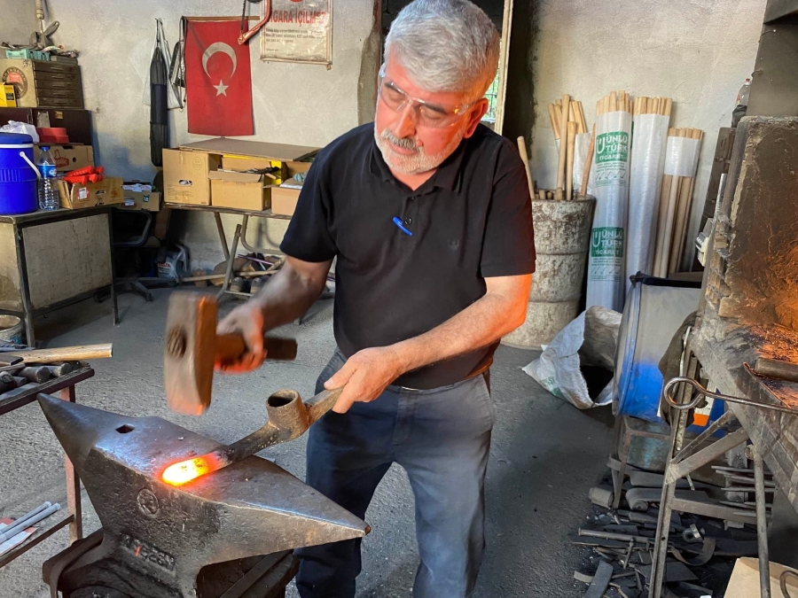Dede mesleğini yaşatmak için 50 yıldır demire şekil veriyor