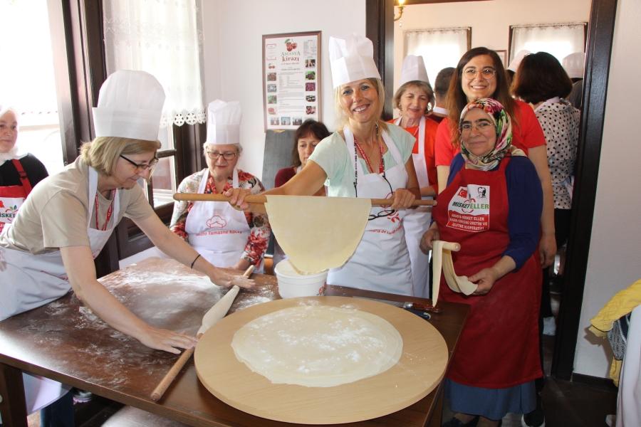 Avrupalı akademisyenler hamur açıp mantı yaptı