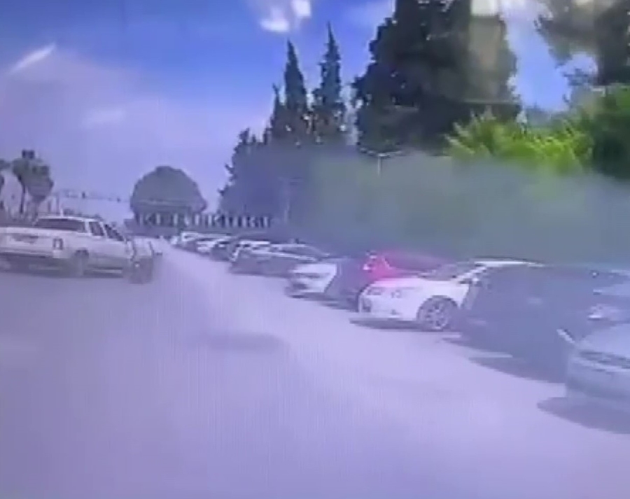 Pikabın motosikletiyle çarptığı anlar kameraya yansıdı
