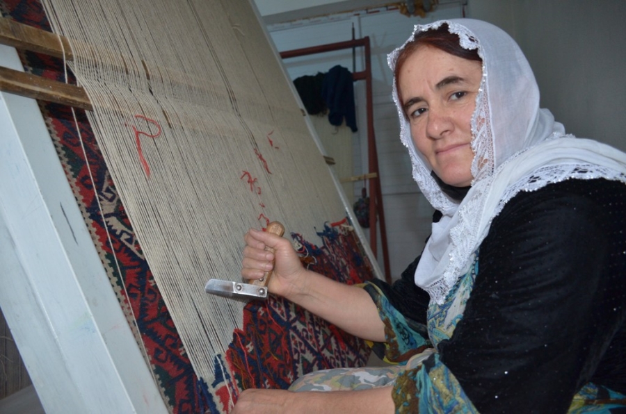 Şırnak'ta 2 yıl önce başladığı 7 metre uzunluğundaki Jirki kilimini bitirmeye çalışıyor