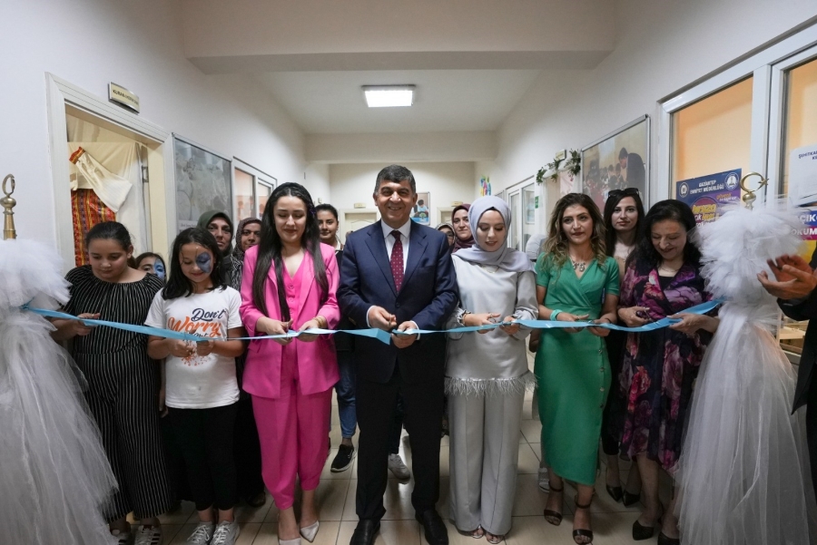 Fadıloğlu, 7 aile merkezindeki serginin açılışını yaptı
