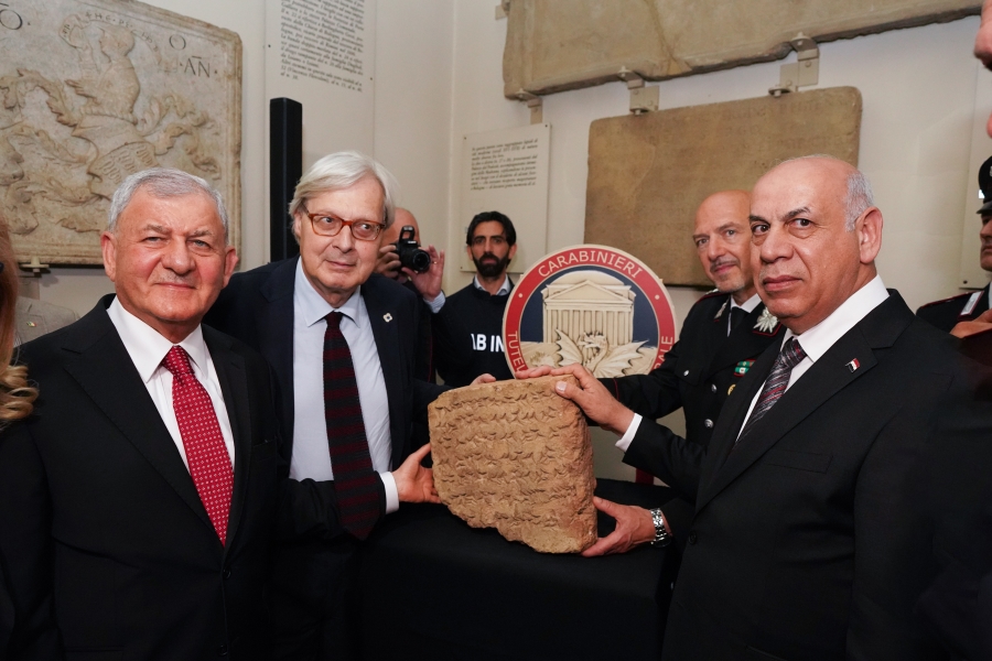 Irak,  İtalya’dan geri aldığı 2 bin 800 yıllık tarihi eseri sergiliyor