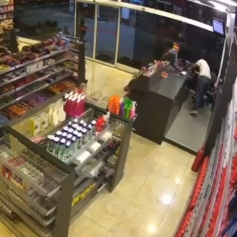 Batman'da çevreyi kollayan hırsız, bir anlık boşlukla kasadan paraları aldı