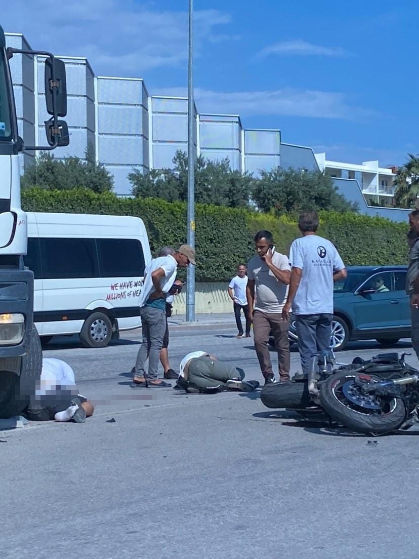 U' dönüşü yapan beton mikseri motosikletle çarpıştı
